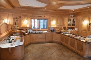 Free daily buffet breakfast - Glasl's Landhotel (Zorneding)