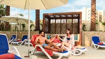 Piscine extérieure, cabanons gratuits, parasols de plage