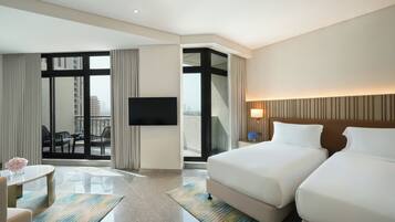 Quarto, 2 camas de solteiro, sacada (Spacious) | Cofres nos quartos, ferros/tábuas de passar roupa, Wi-Fi de cortesia