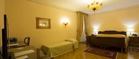 Habitación triple Deluxe | Ropa de cama de alta calidad, minibar, caja fuerte y escritorio