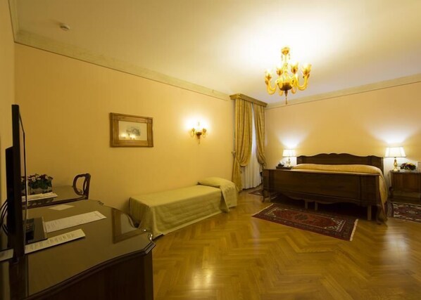 Deluxe Triple Room - Villa Fenaroli Palace Hotel (Rezzato)