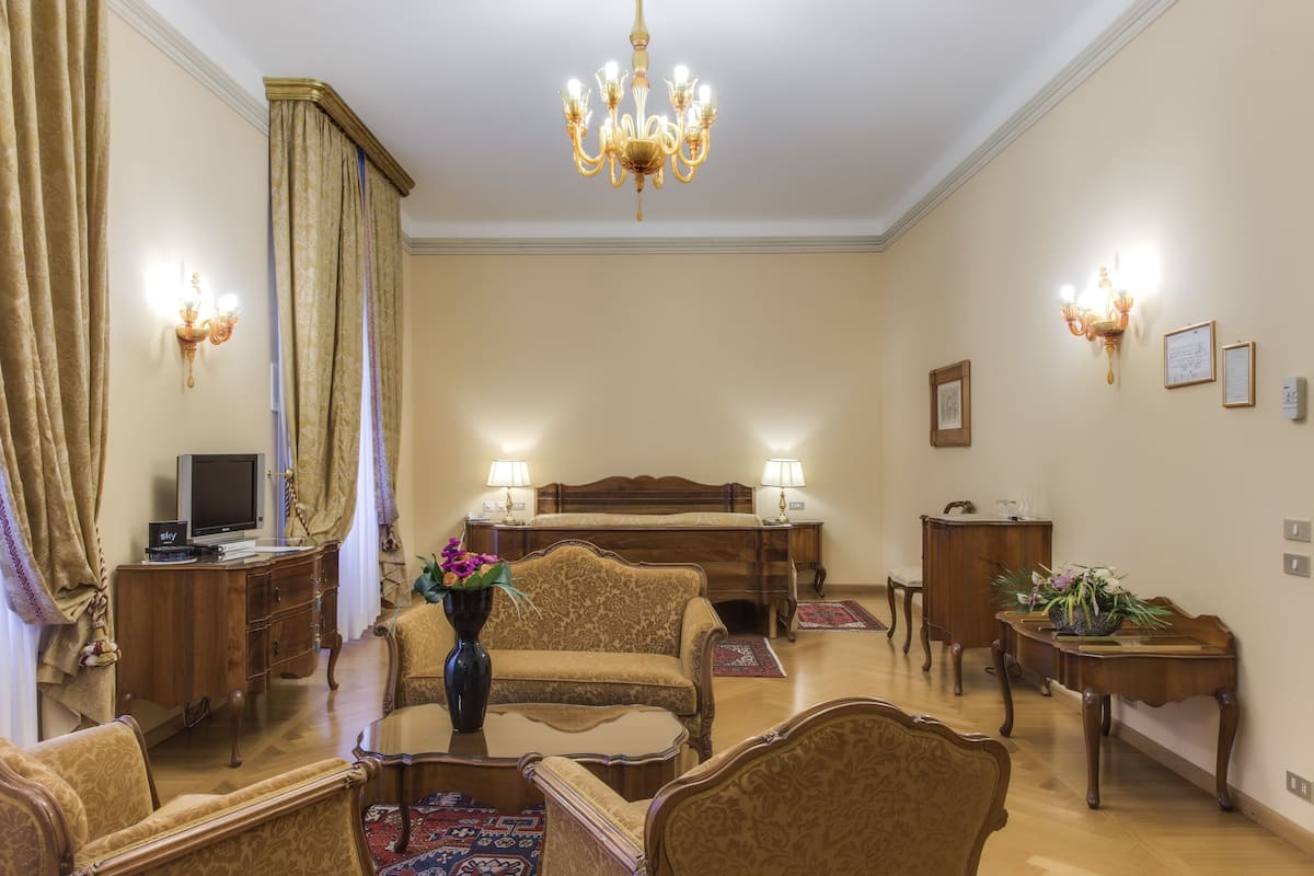 Junior Room, 1 King Bed