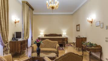 Kamar Junior, 1 Tempat Tidur King | Seprai premium, minibar, brankas, dan meja kerja