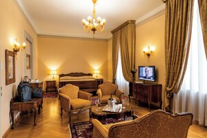 Chambre Junior, 1 très grand lit | Literie de qualité supérieure, minibar, coffres-forts dans les chambres