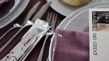 Una mesa dispuesta con un menú titulado 'pazo de estrovove'.