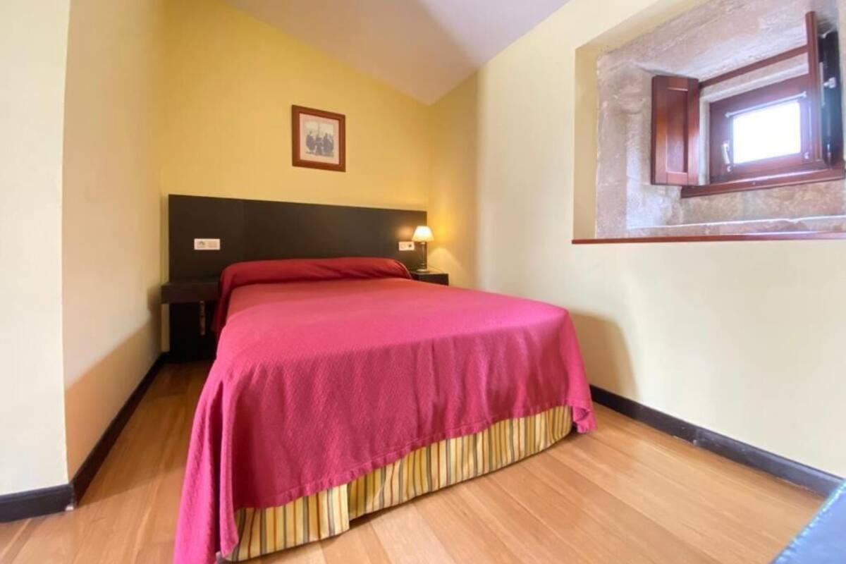 Minibar, caja de seguridad en la habitación y escritorio 