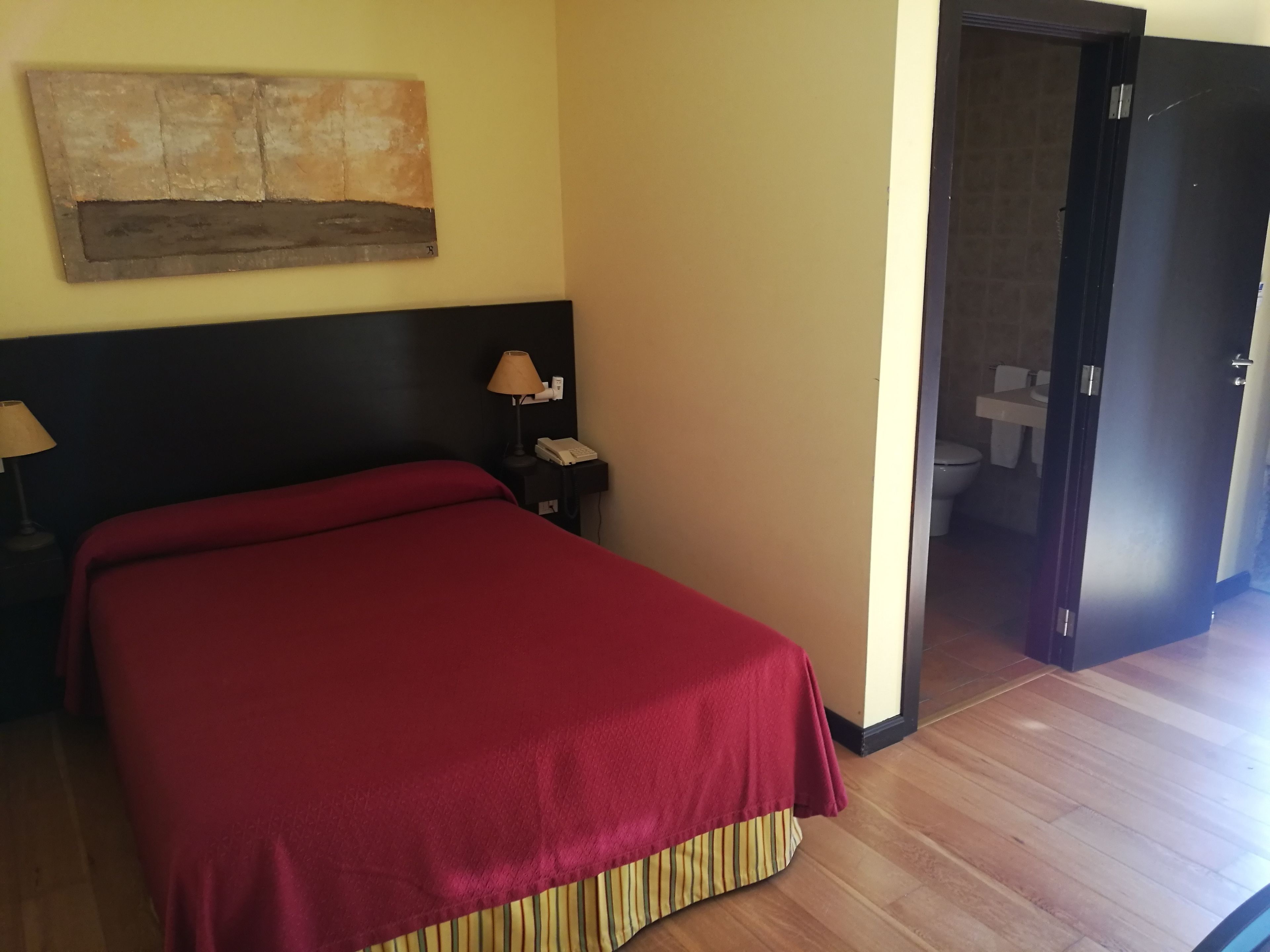 economy double room | minibar, in-room safe, desk, soundproofing