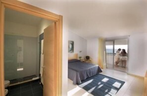 Minibar, caixa forta a l'habitació i escriptori