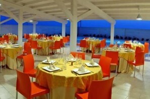S'hi serveixen esmorzars, dinars, sopars i plats de cuina mediterrània