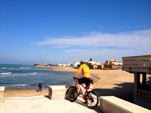 On the beach, beach cabanas, snorkelling, windsurfing - Hotel Parco della Rocca (Ragusa)