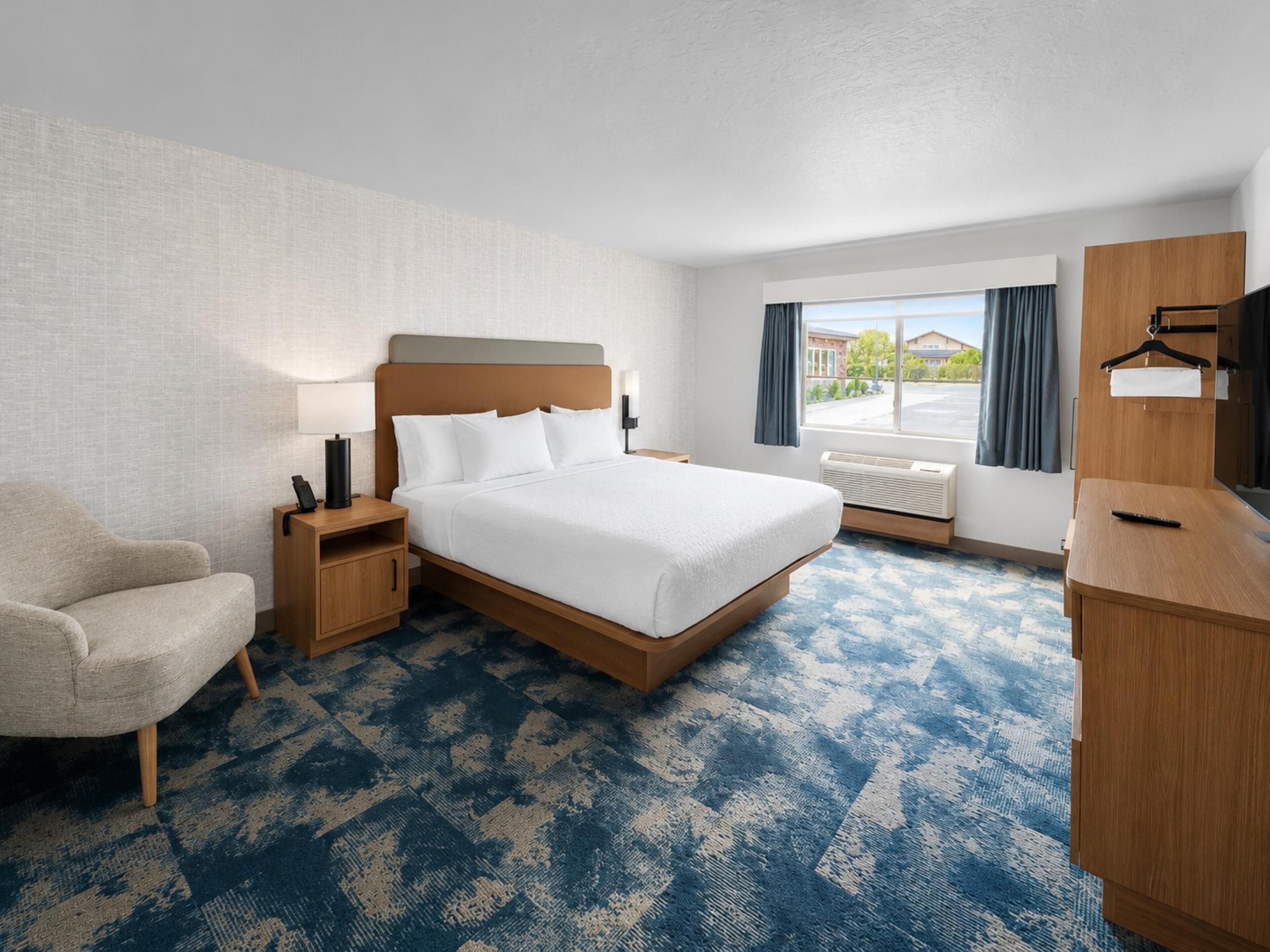 Suite, 1 King Bed, Balcony | Desk, laptop workspace, blackout drapes, iron/ironing board