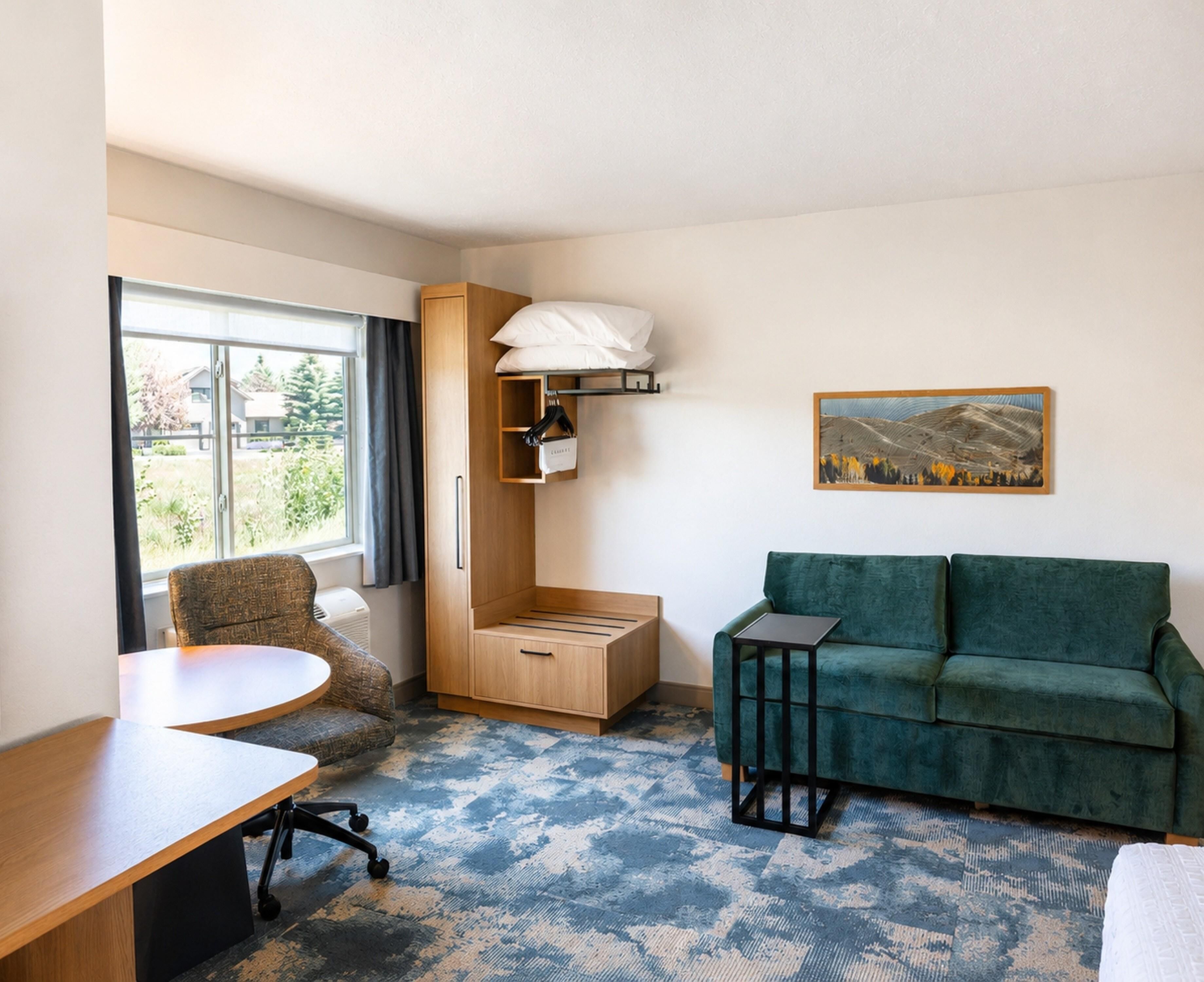 Room, 1 King Bed with Sofa bed, Refrigerator & Microwave | Living area | 32-inch flat-screen TV with cable channels, TV