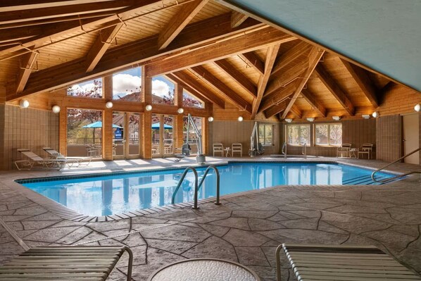 Indoor pool, outdoor pool, open 7:00 AM to midnight, sun loungers - Mountain Valley Lodge (Hailey)