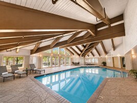Una piscina techada, una piscina al aire libre