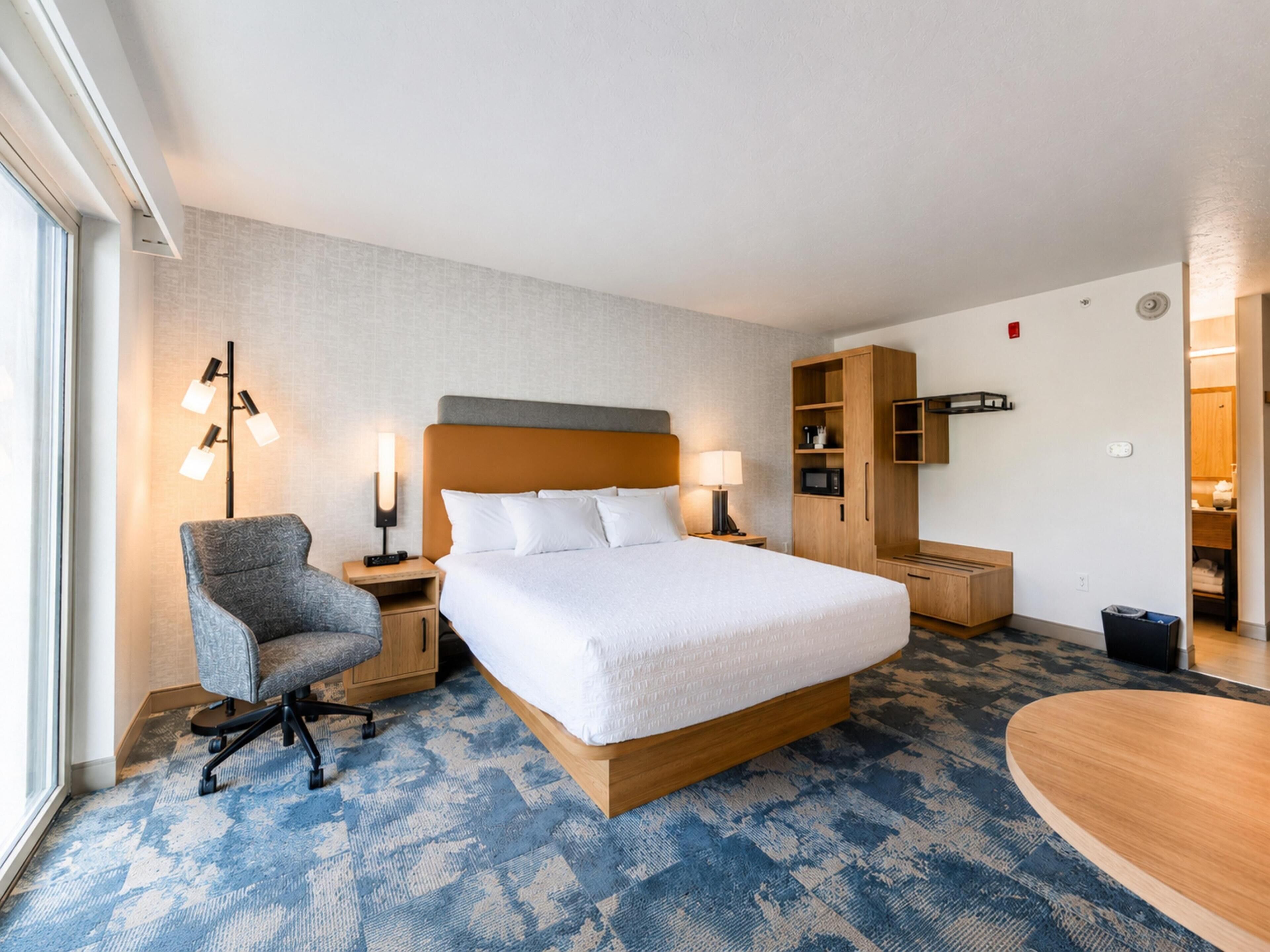 Room, 1 King Bed, Balcony (Refrigerator & Microwave) | Desk, laptop workspace, blackout drapes, iron/ironing board