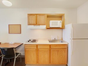Full-sized fridge, microwave, stovetop, coffee/tea maker - WoodSpring Suites Pharr (Pharr)
