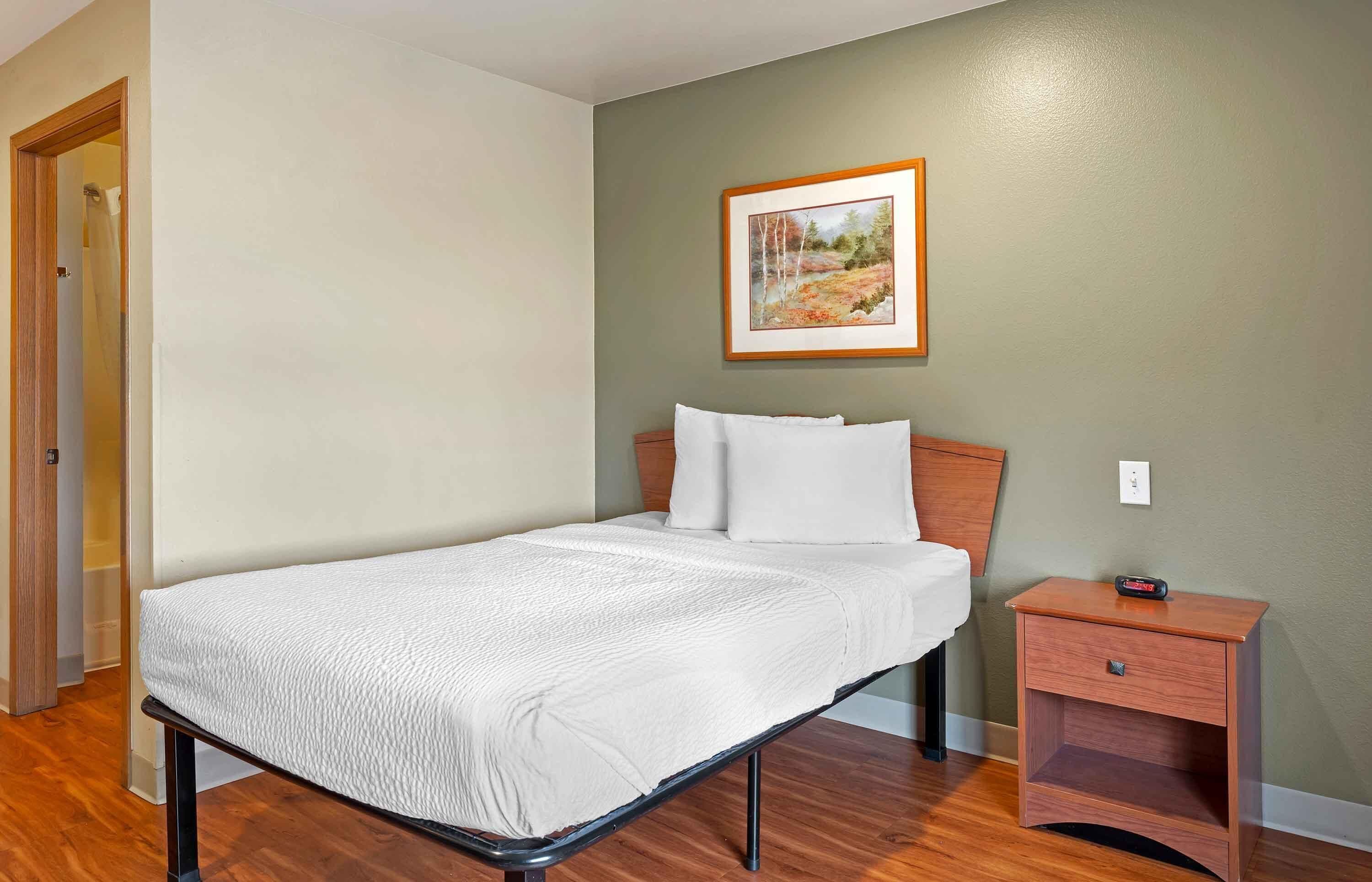 Desk, laptop workspace, iron/ironing board, free WiFi