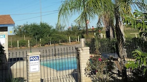 Schild für 'SONA INN', im Vordergrund ist ein Poolbereich zu sehen.