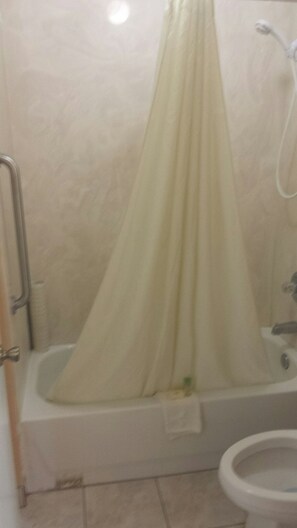 Badewanne, kostenlose Toilettenartikel, Haartrockner, Handtücher