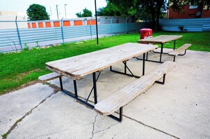 Una mesa de picnic con bancos en un parque.