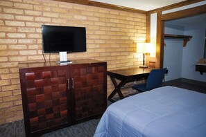 Hypo-allergenic bedding, down duvets, desk, blackout curtains - Rittiman Inn And Suites (San Antonio)