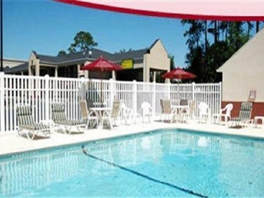 Piscina all'aperto, con ingresso dalle 09:00 alle 23:00, lettini