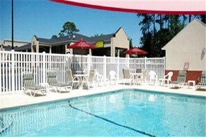 Outdoor pool, open 9:00 AM to 11:00 PM, sun loungers - Magnolia Inn Kingsland (Kingsland)