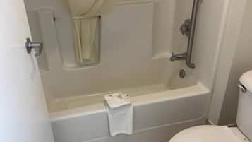 Kombination af bruser/badekar, gratis toiletartikler, hårtørrer