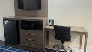 Kamar Standar, 1 Tempat Tidur King | Seprai premium, meja kerja, setrika/meja setrika, dan Wi-Fi gratis
