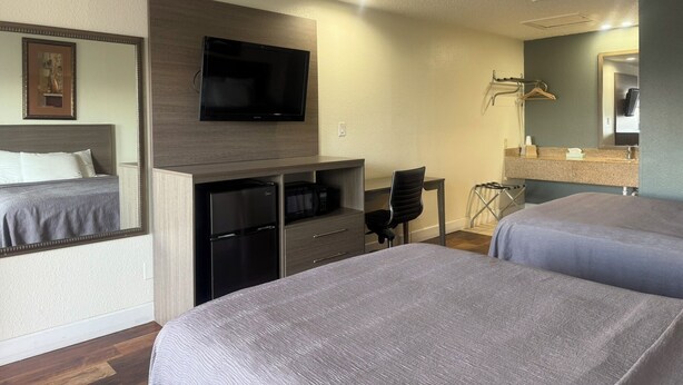 Kamar Standar, 2 Tempat Tidur Queen | Seprai premium, meja kerja, setrika/meja setrika, dan Wi-Fi gratis