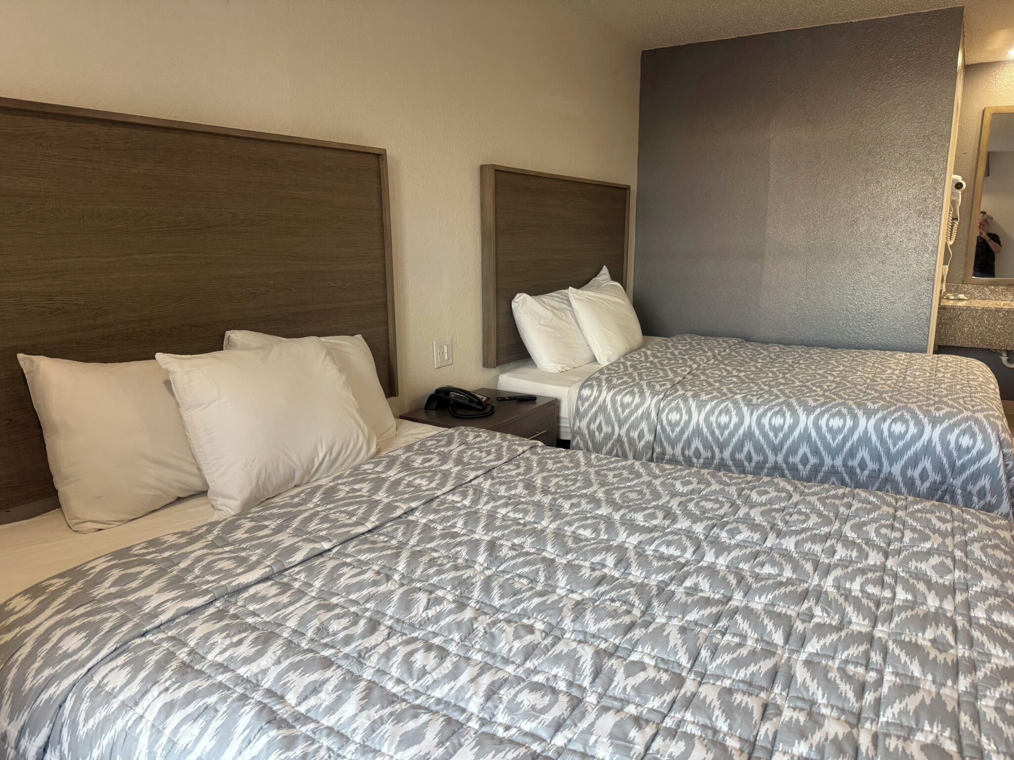 Rom – standard, 2 queensize-senger | Sengetøy av topp kvalitet, skrivebord og strykejern/-brett