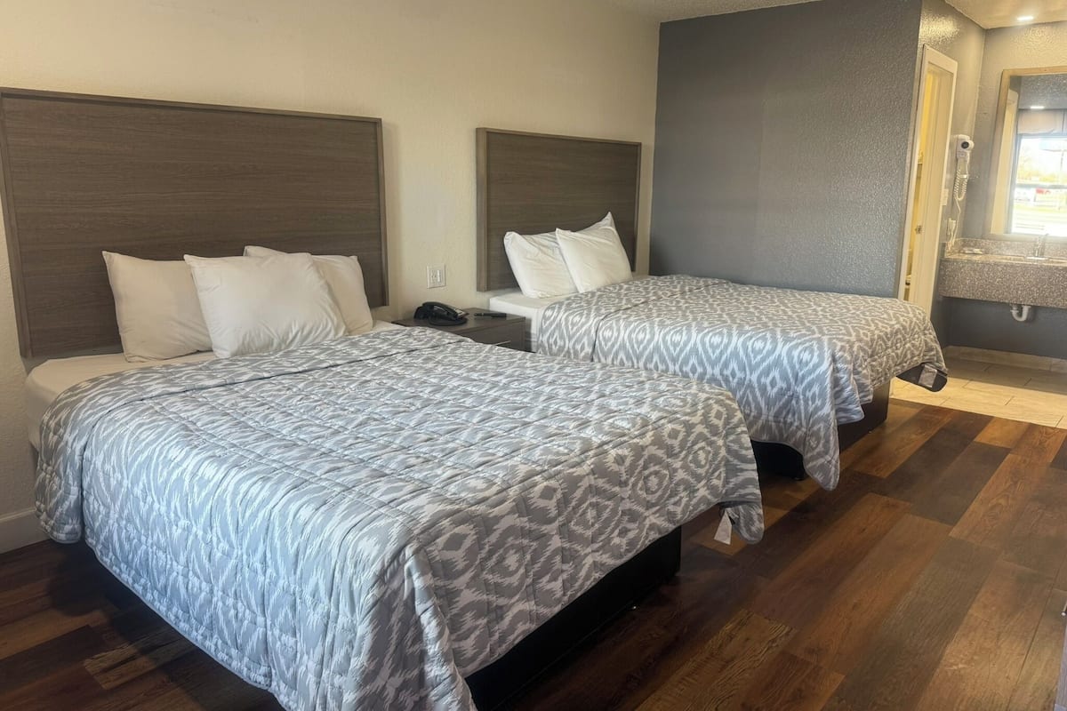 Habitación estándar, 2 camas Queen size | Ropa de cama de alta calidad y escritorio