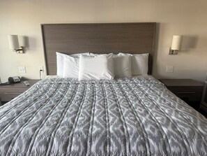 Room, 1 King Bed, Jetted Tub | Premium bedding, desk, iron/ironing board, free WiFi - Lockhart Inn (Lockhart)