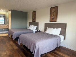 Habitación estándar, 2 camas de matrimonio | Ropa de cama de alta calidad, escritorio, tabla de planchar con plancha