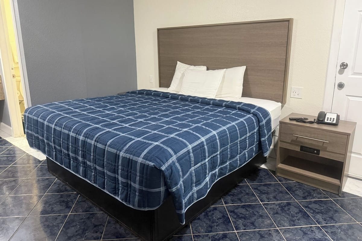Habitación estándar, 1 cama King size | Ropa de cama de alta calidad y escritorio
