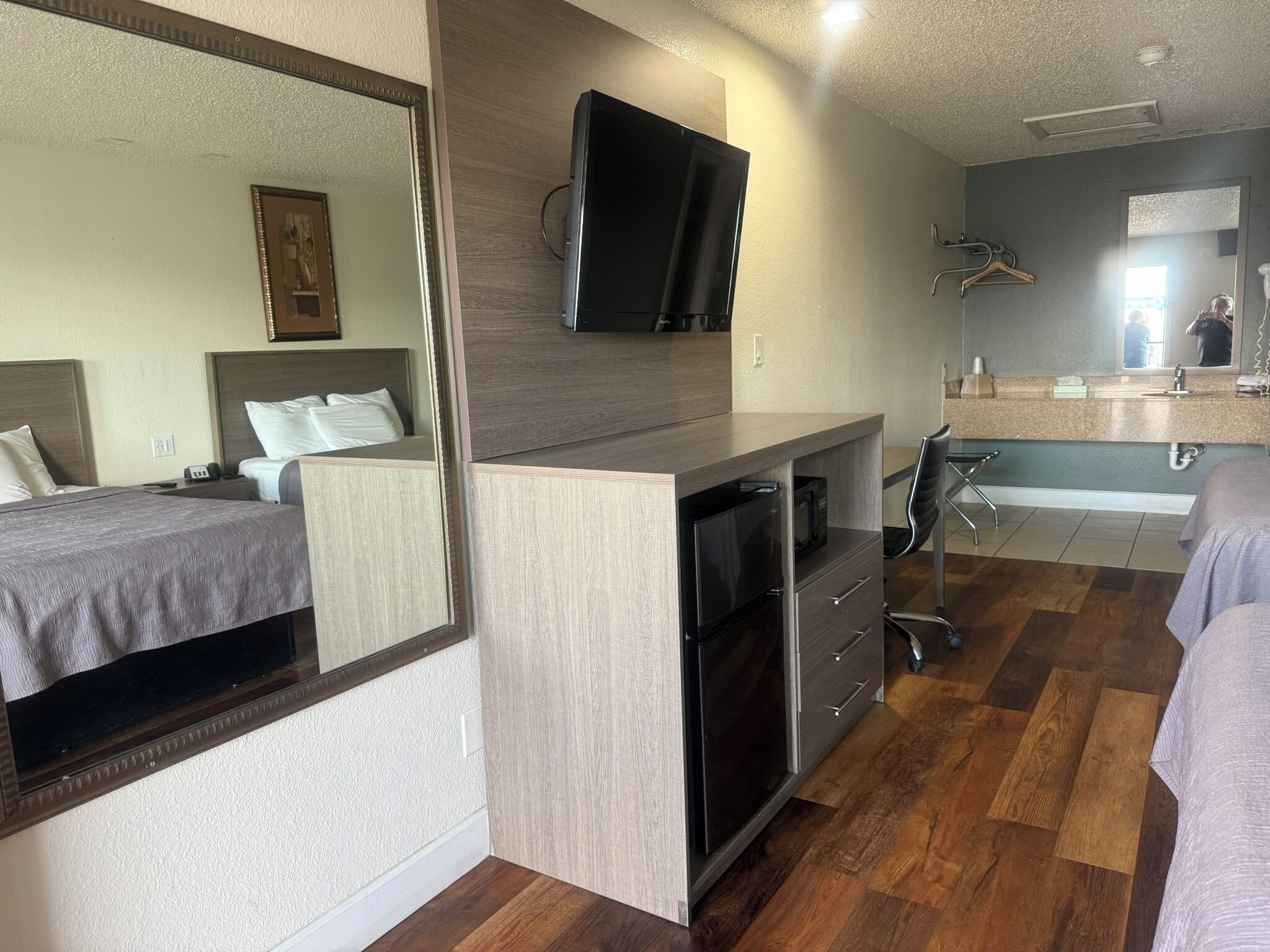 Rom – standard, 2 queensize-senger | Sengetøy av topp kvalitet, skrivebord og strykejern/-brett