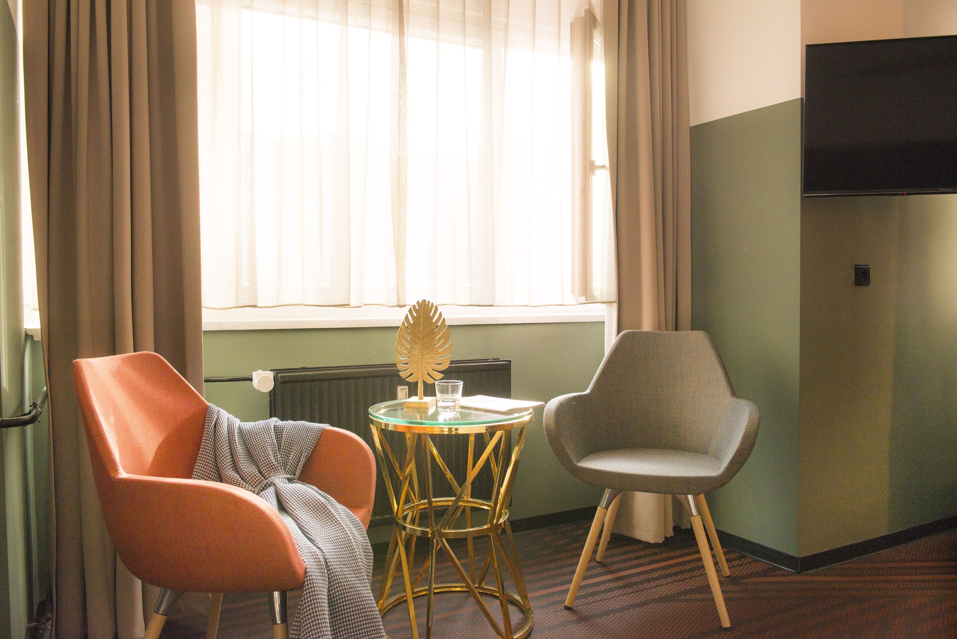 40-inch tv with cable channels, netflix, table football