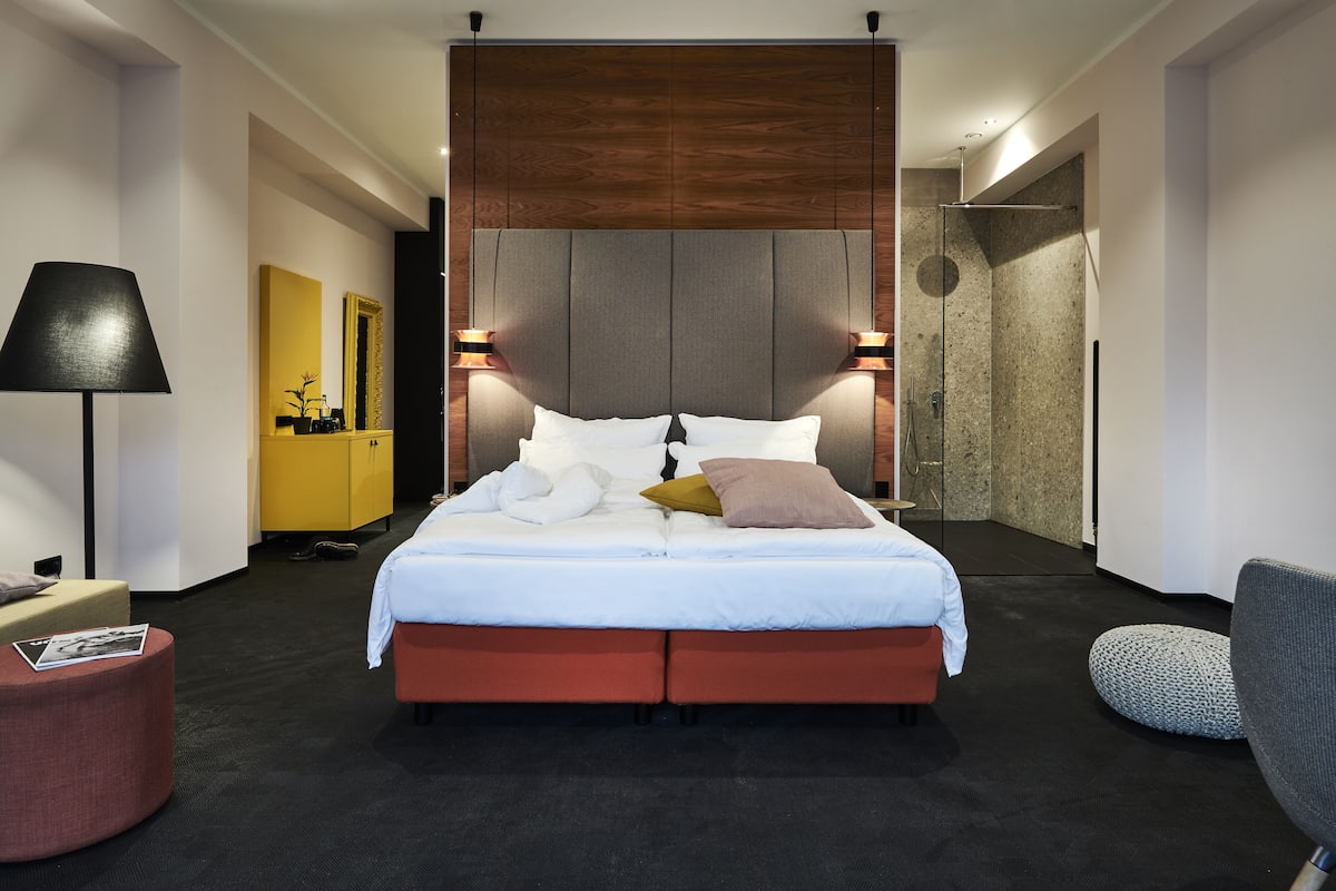 Suite with Balcony & River view | 1 bedroom, hypo-allergenic bedding, in-room safe, individually furnished