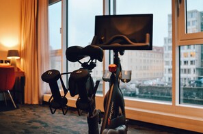 Suite Sport with Balcony & River view | In-room fitness - Hotel Neuer Fritz Berlin (Berlin)