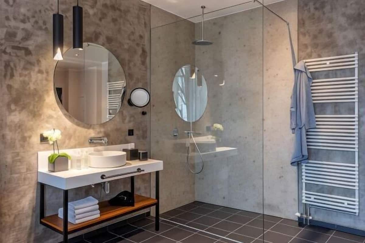 Baño | Secadora de cabello, toallas, jabón, shampoo