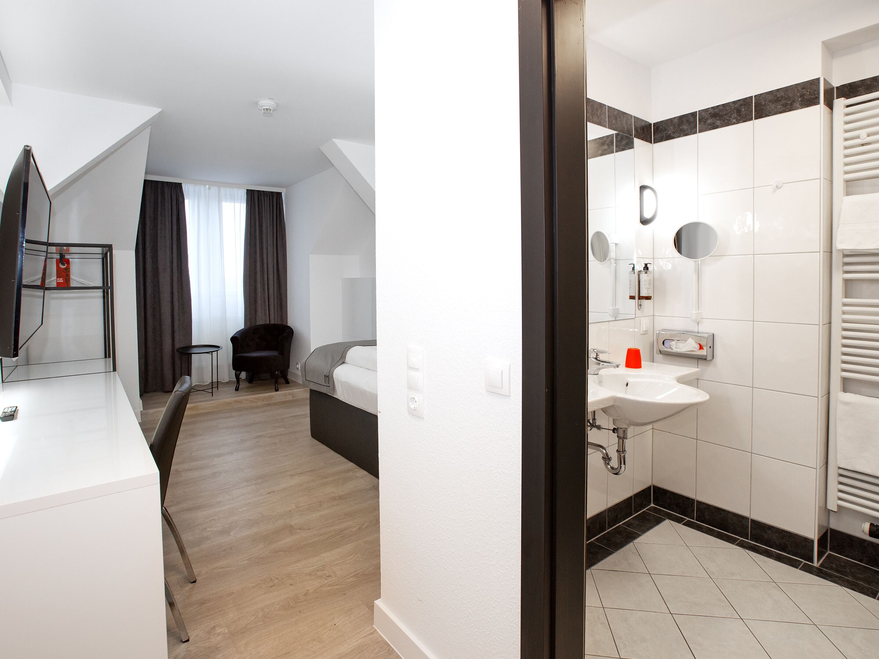 dormero single room | hypo-allergenic bedding, free minibar, in-room safe, desk