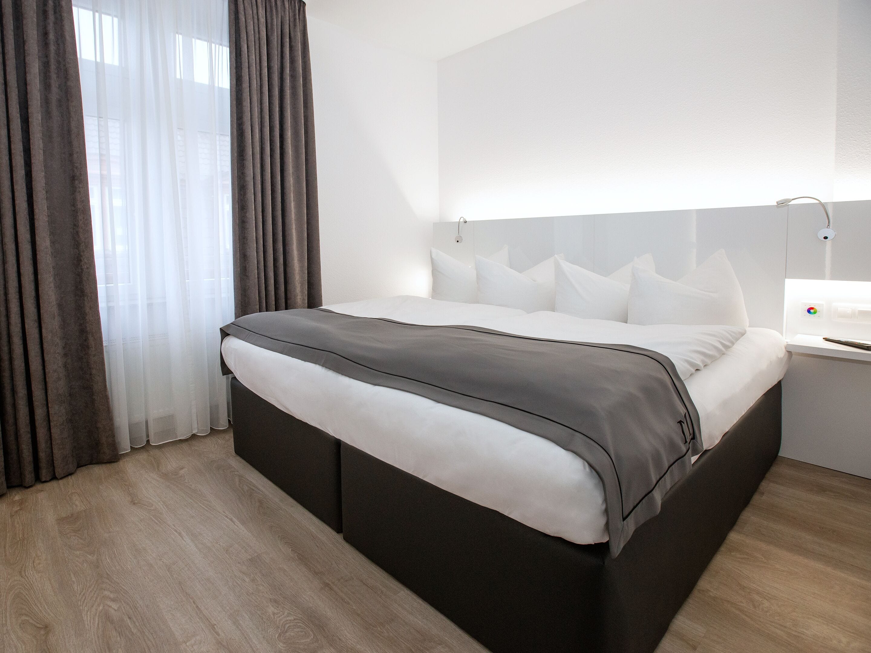 DORMERO Suite | Hypo-allergenic bedding, free minibar, in-room safe, desk