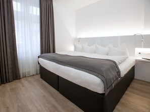 DORMERO Suite | Hypo-allergenic bedding, free minibar, in-room safe, desk - DORMERO Hotel Worms (Worms)