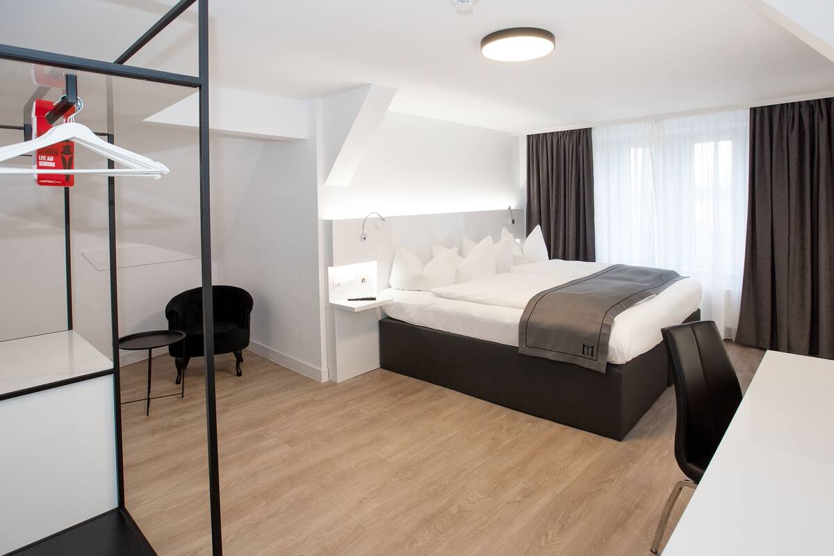 dormero deluxe room | hypo-allergenic bedding, free minibar, in-room safe, desk