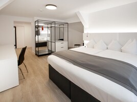 Ropa de cama hipoalergénica y minibar con artículos gratuitos 