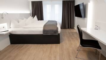 DORMERO Deluxe Room | 1 Schlafzimmer, Allergikerbettwaren, kostenlose Minibar, Zimmersafe