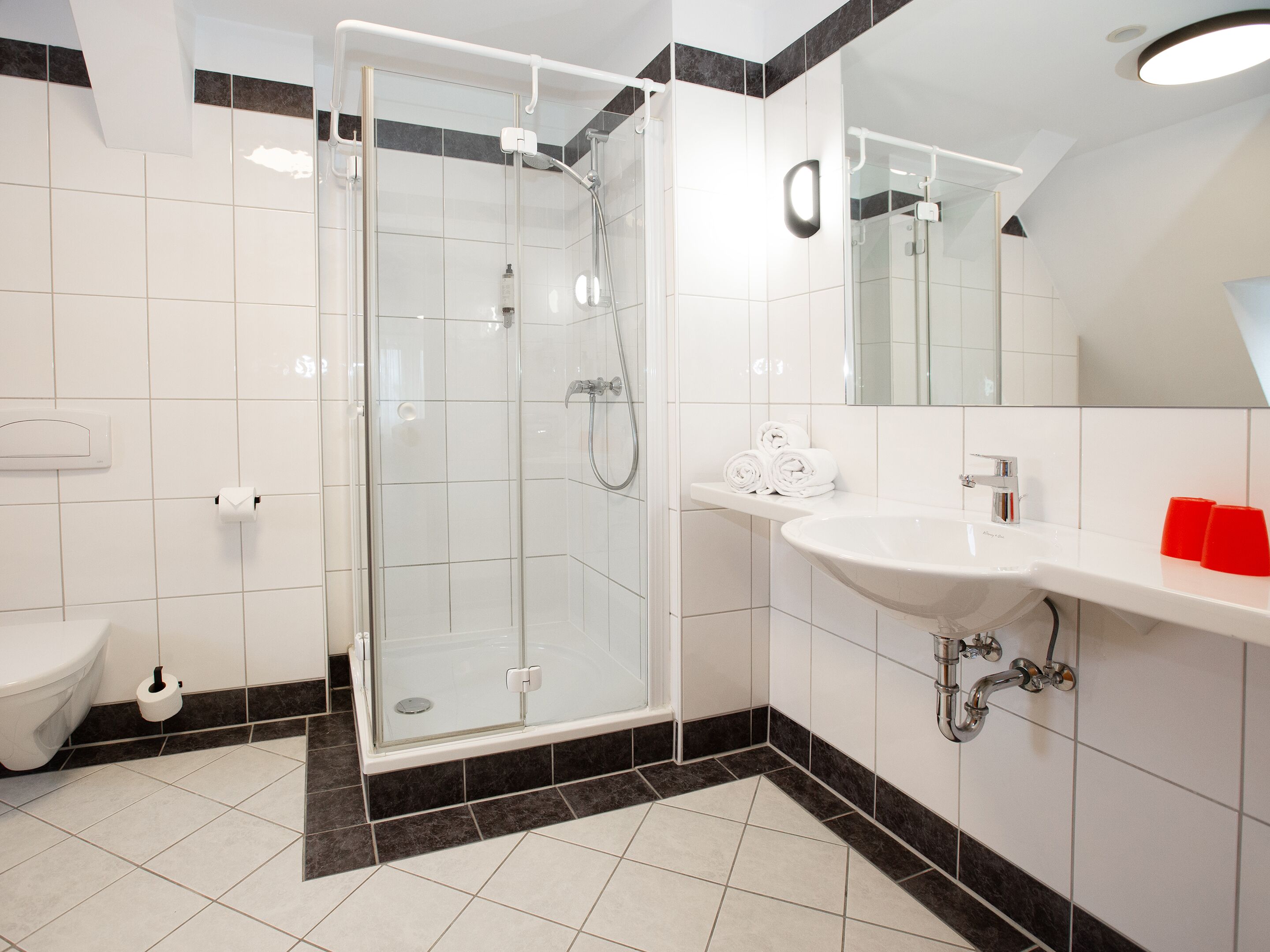 dormero deluxe room | bathroom | shower, hair dryer, towels