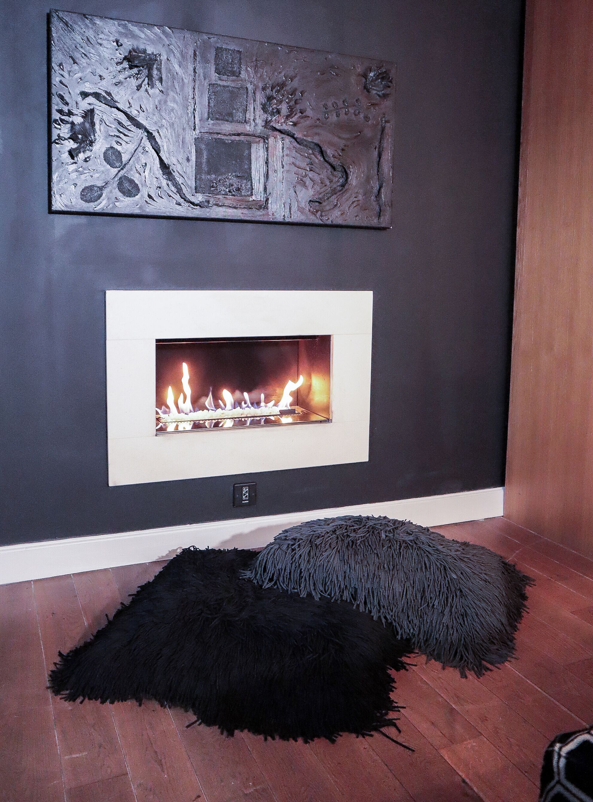 black room | minibar, in-room safe, desk, iron/ironing board