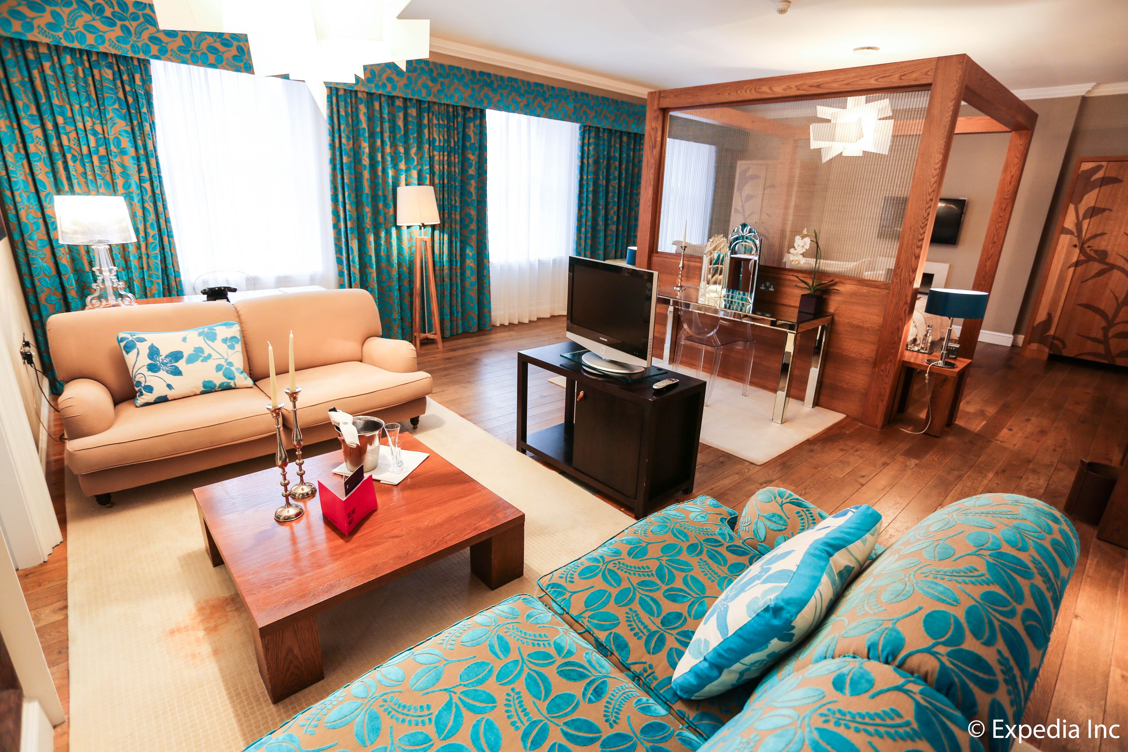 georgian suite | minibar, in-room safe, desk, iron/ironing board