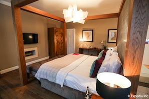 Suite (Georgian Suite) | Minibar, safe på rommet, skrivebord og strykejern/-brett